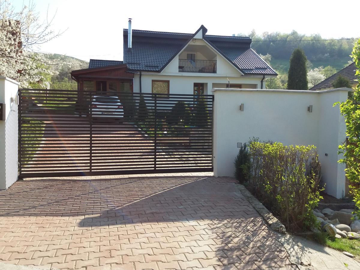 Casa Cu Muri Tîrgu Ocna Esterno foto