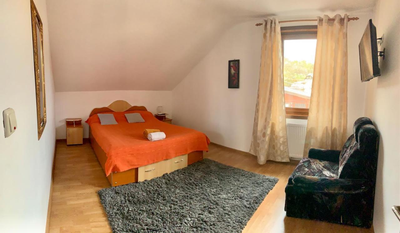 Casa Cu Muri Tîrgu Ocna Esterno foto